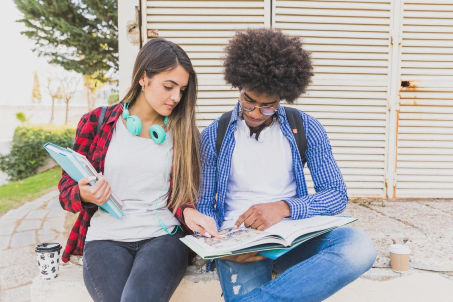 Étudiant analysant des documents financiers